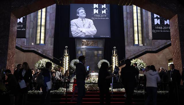 El homenaje en el Palacio de Bellas Artes se realiza con la participación de grupos musicales y fanáticos que llegan a despedirse de los restos del músico. (Foto: AFP)