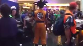 YouTube: Fan de Gokú se pasea en su 'nube voladora' en el Dragon Con [VIDEO]  