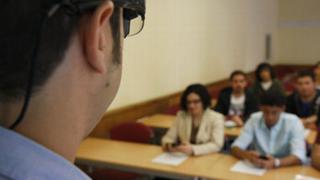 Crean gafas inteligentes para que profesores se comuniquen mentalmente con alumnos 