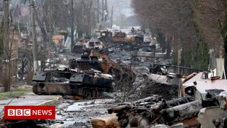 Rusia deja cementerio de cadáveres y tanques quemados en Bucha, a las afueras de Kiev