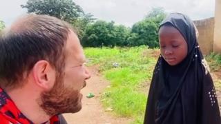 Niña huérfana tiene increíble reacción al recibir su primera muñeca como obsequio