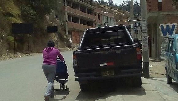 Huaraz: Vehículo olvida a peatones y se estaciona en la vereda