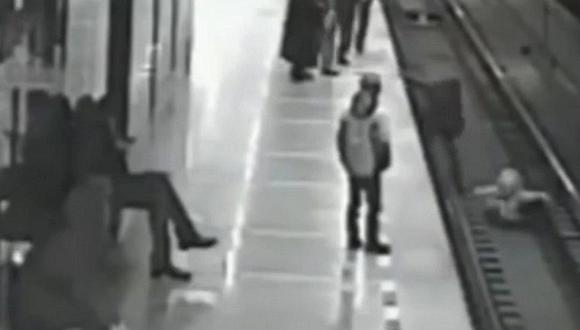 ¡De película! Hombre se arriesga y salva a niño que cayó a vías del tren (VIDEO)