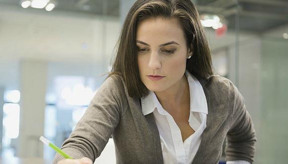 ¿Cómo afrontan las mujeres las barreras en el trabajo?