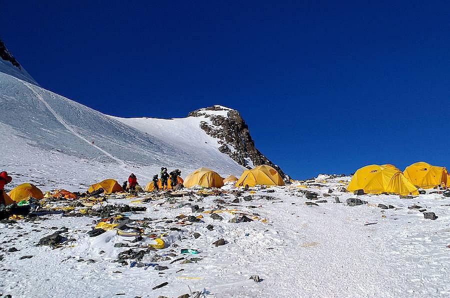 ​Atasco en el Everest porque 200 montañistas suben a su cumbre a la vez