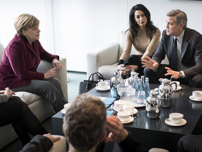 George Clooney se reúne con canciller alemana por refugiados sirios