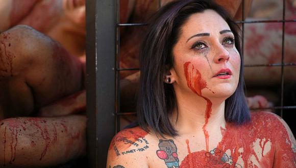 Activistas protestan desnudos en Barcelona contra las prendas de piel