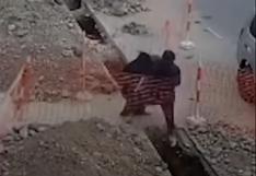 La Victoria: pareja de ancianos cae a zanja de 2 metros al intentar cruzar una obra inconclusa | VIDEO