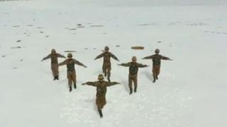 Soldados bailan a más de 5200 metros de alturas y a temperaturas extremas