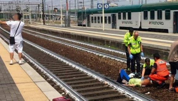 ​Mujer es atropellada por tren y sujeto se toma 'selfie' con la víctima de fondo