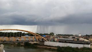 Intensas lluvias y nubes "apocalípticas" hacen pensar lo peor a piuranos (FOTOS)