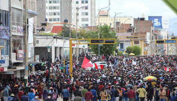 Protestas en Huancayo provocaron desmanes y enfrentamientos entre la población y la policía el último viernes. Población exige la presencia del presidente Pedro Castillo. (Foto: GEC).