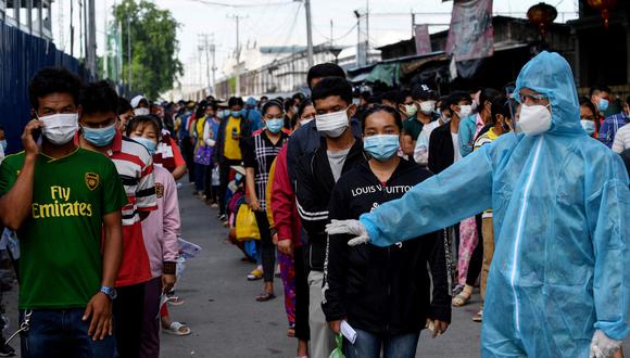 Un total de 13 contagios por COVID-19 se diagnosticaron a viajeros procedentes del extranjero, mismos que llegaron a distintos lugares de China. (Photo by TANG CHHIN Sothy / AFP)