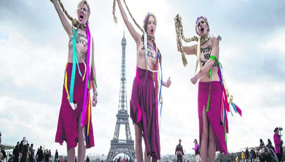 Femen protestan mostrando los senos [FOTO]