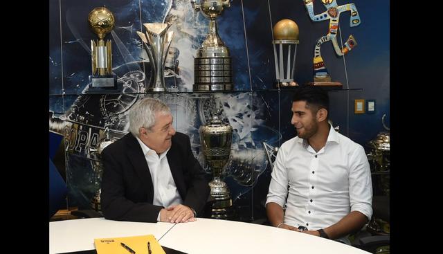 Carlos Zambrano conoció la  sala de trofeos de Boca Juniors para firmar su contrato. (Foto: Boca Juniors)
