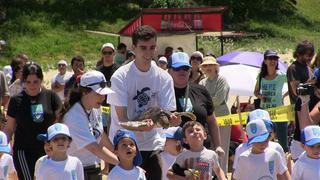 Niños liberan a cuatro tortugas que fueron rehabilitadas durante un año