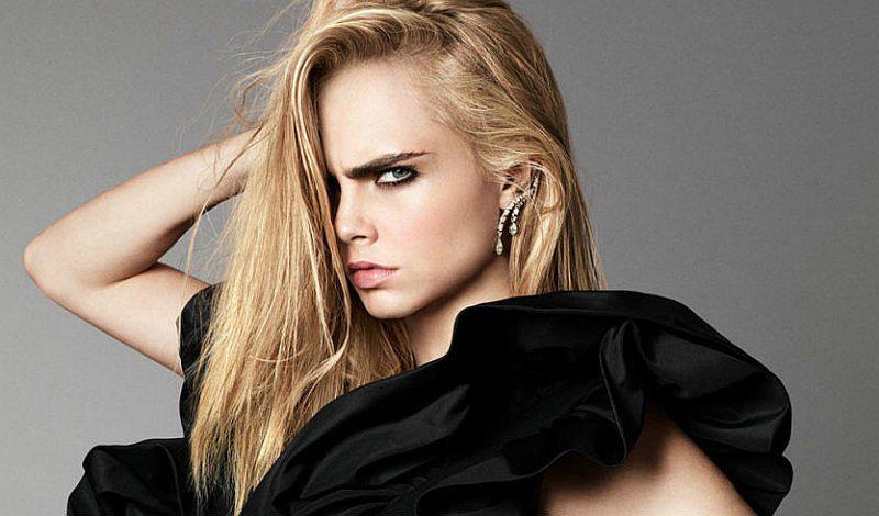 ¡A-LU-CI-NAN-TE! Así es el nuevo tattoo de Cara Delevigne