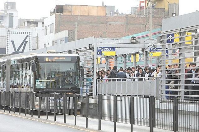 Metropolitano: Suspensión de servicios provocó caos en estaciones