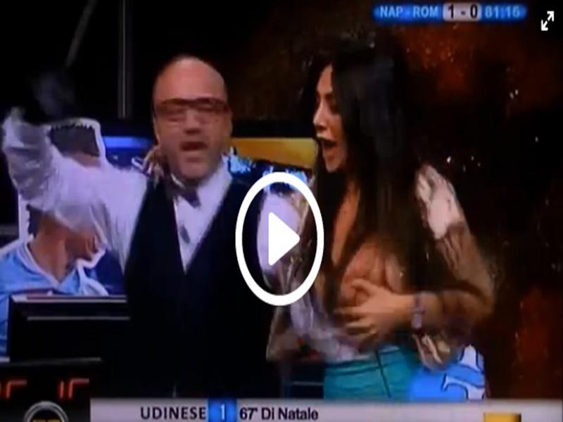 Conductora de televisión muestra seno en vivo [VIDEO]