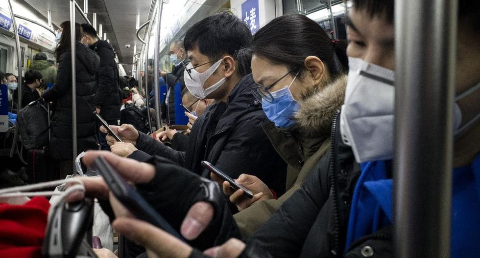 Un grupo de personas usan máscaras protectoras en el metro en Beijing para prevenir la denominada neumonía de Wuhan. (AFP)