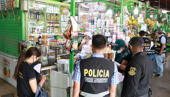 Las autoridades intervinieron siete puestos de venta de la Asociación de Comerciantes del Mercado Central La Arenera de Huaycán. (Foto: Serfor)