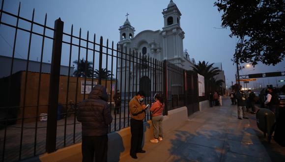 Fieles acudieron al Santuario de Santa Rosa de Lima para rendirle homenaje con oraciones y, como siempre, pedirle un milagro. Foto: César Bueno/@photo.gec