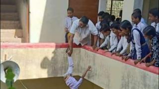 India: Director de escuela ‘castiga’ a niño de 5 años colgándolo de la pierna desde un balcón
