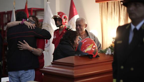 El padre del bombero Ángel Torres llegó a Lima para despedirse de su hijo y cumplir su último deseo. (Foto: Renzo Salazar / @photo.gec)