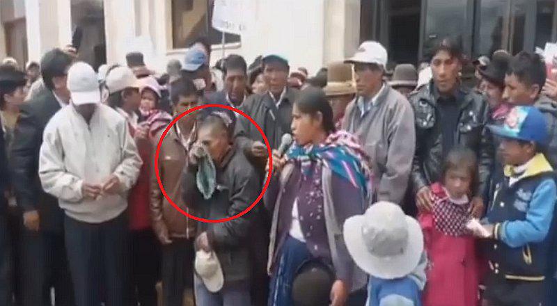Padre de hombre que asesinó a mujer en Puno es humillado y termina llorando (VIDEO)