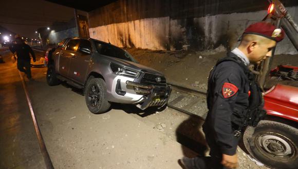 En persecución y después de una balacera delincuentes abandonan auto en El Agustino. Foto: César Grados/GEC
