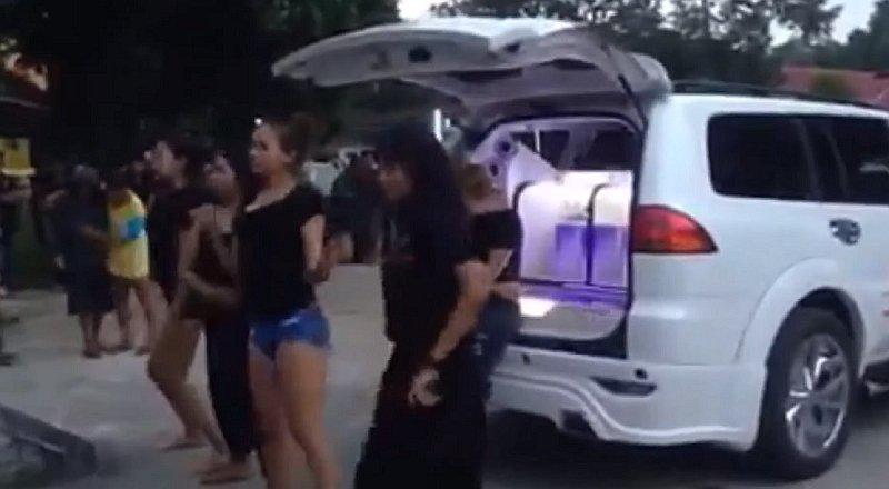 Bailan durante la cremación de su amiga muerta para que "vaya al cielo" (VIDEO)