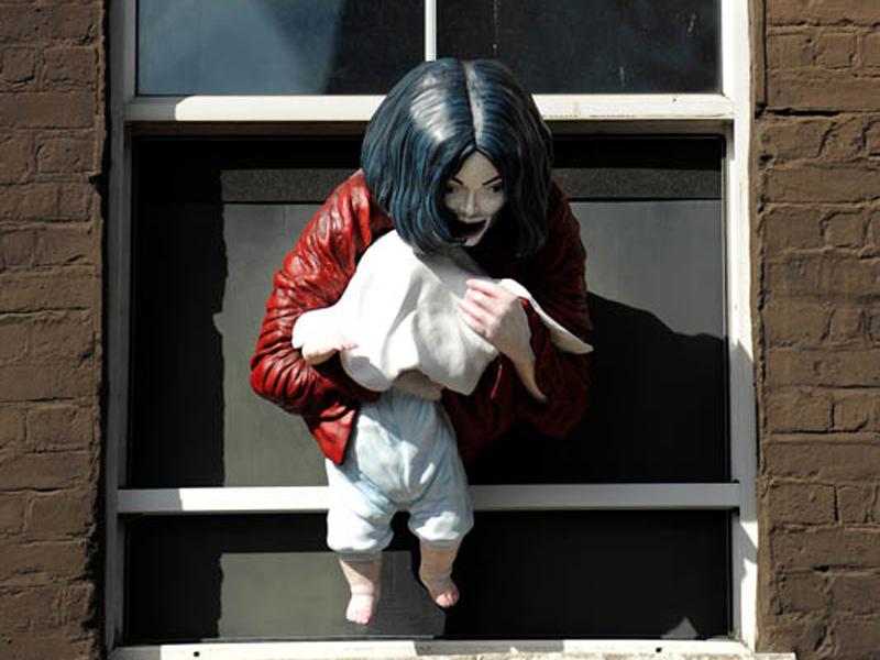 Estatua de Michael Jackson con bebé colgando de ventana, causa molestia en sus fans 