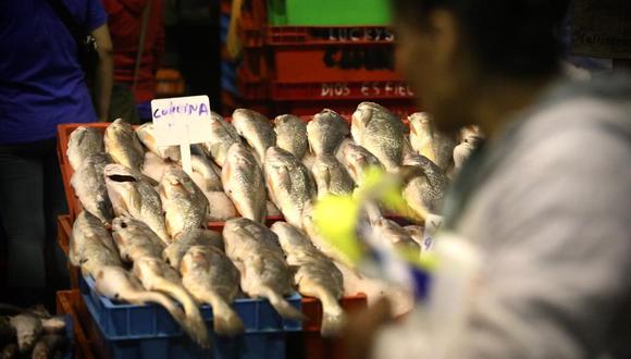 Decenas de ciudadanos acuden al terminal pesquero para comprar su pescado. Foto: Fotos: GEC/referencial