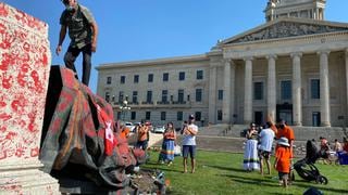 Indignados derriban estatuas de la reina Victoria y de la reina Isabel II | FOTOS