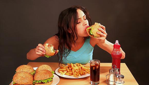 Comida chatarra pueden generar enfermedades como obesidad, diabetes, hipertensión, lo que aumenta el riesgo que las personas desarrollen un mal pronóstico por COVID-19. (Foto: GEC/Internet)