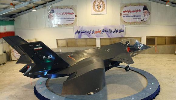Qaher-313 de Irán en un hangar.