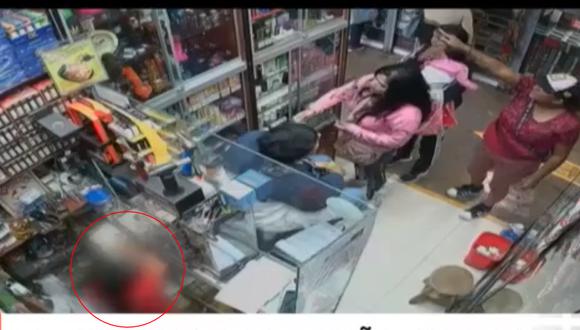 El dueño del negocio está ofreciendo 1000 soles a quien brinde información acerca de estas delincuentes. (Foto: Captura de video)