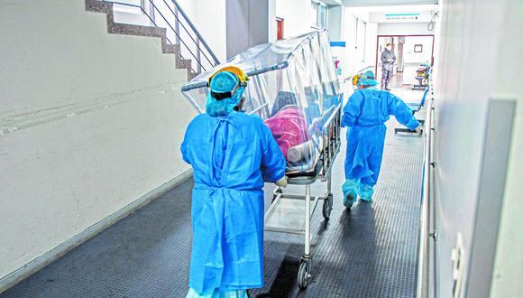 Nurses transfer a COVID-19 patient to the Intensive Care Unit of the Alberto Sabogal Sologuren Hospital, in Lima, on July 02, 2020, amid the new coronavirus pandemic. / AFP / Ernesto BENAVIDES
