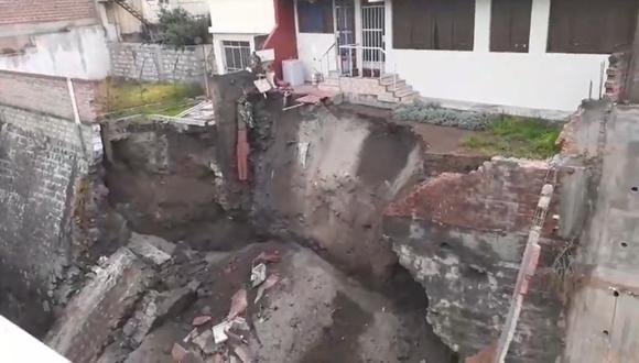 Arequipa: Intensas lluvias activan torrentera y provocan derrumbe de muro que pone en riesgo de colapso a viviendas (Foto: Captura de pantalla EPA Noticias)
