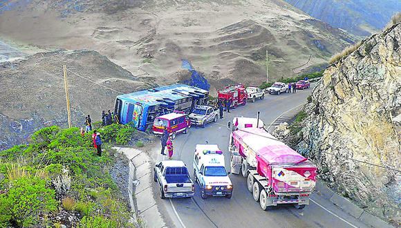 Tres muertos y 36 heridos al volcarse bus en Cerro de Pasco