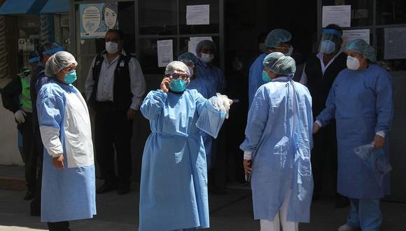 El primer y segundo piso del hospital, así como sus exteriores, fueron desinfectados por personal de la Gerencia Regional de Salud de Arequipa.