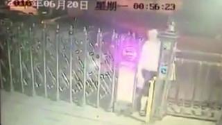 YouTube: Hombre ebrio muere al atravesar puerta retractable [VIDEO]