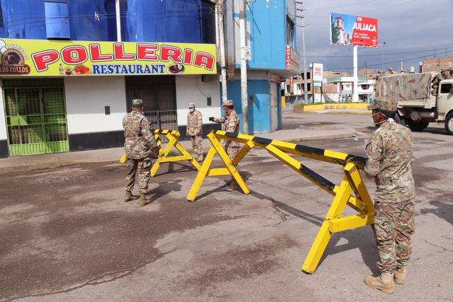 Cierran calles de Juliaca con tranqueras como parte de la lucha contra el coronavirus en esta ciudad. (Foto: Municipio Provincial de San Román)