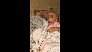 La adorable niña de 1 año que se niega a soltar a su hermana recién nacida (VIDEO)