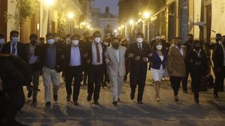 Congresistas de Perú Libre llegaron agarrados de los brazos a Palacio de Gobierno 