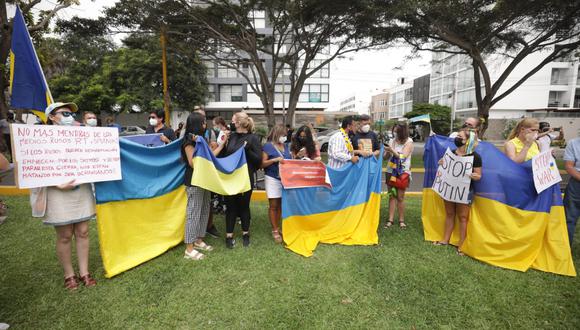 Manifestantes llegaron hasta los exteriores de la Embajada de Rusia para protestas contra invasión a Ucrania. (Foto: Britanie Arroyo / photo.gec)