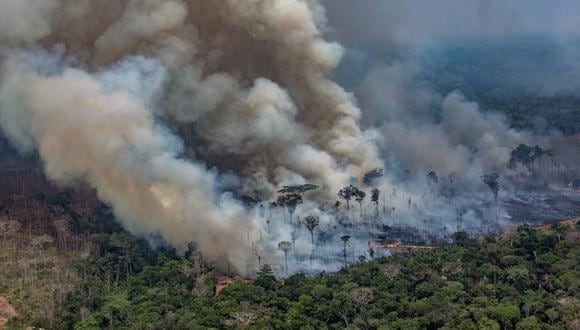 El humo que sale de los incendios forestales en el municipio de Candeias do Jamari, cerca de Porto Velho en el estado de Rondonia, en la cuenca del Amazonas en el noroeste de Brasil, el 24 de agosto de 2019.  (Foto de Víctor MORIYAMA / GREENPEACE / AFP)