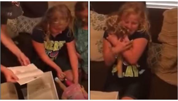 ​YouTube: la emotiva reacción de una niña cuando recibe una muñeca sin pierna [VIDEO]