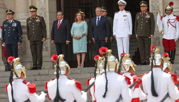 Dina Boluarte se luce con los mandos militares que le dan su apoyo en medio de la crisis de los Rolex.