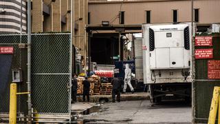 Nueva York: Encuentran decenas de cadáveres en descomposición en camiones de mudanza